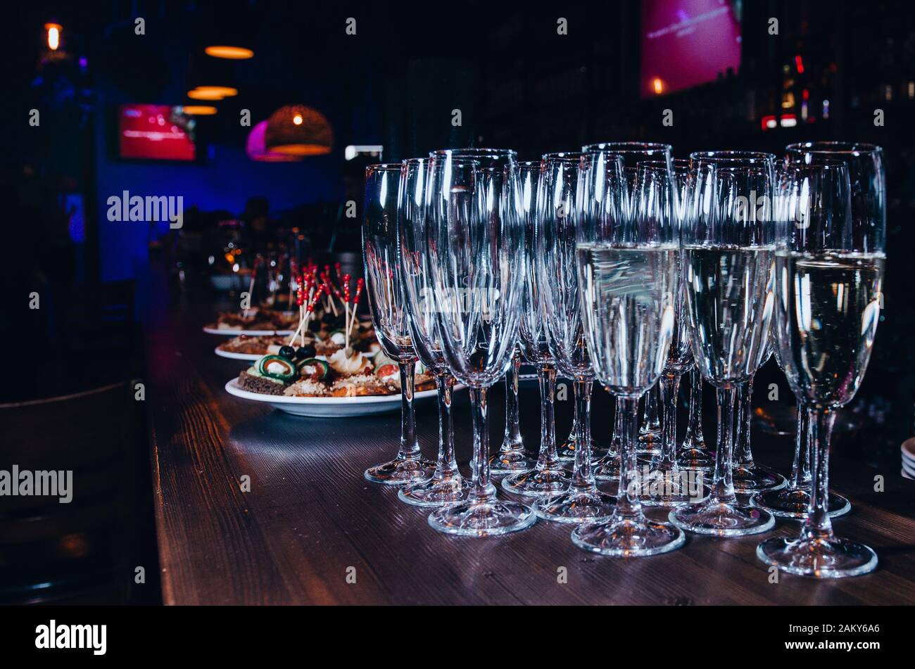 Cuatro copas de champagne llenas en la mesa en frente de fuego ardiente  Fotografía de stock - Alamy