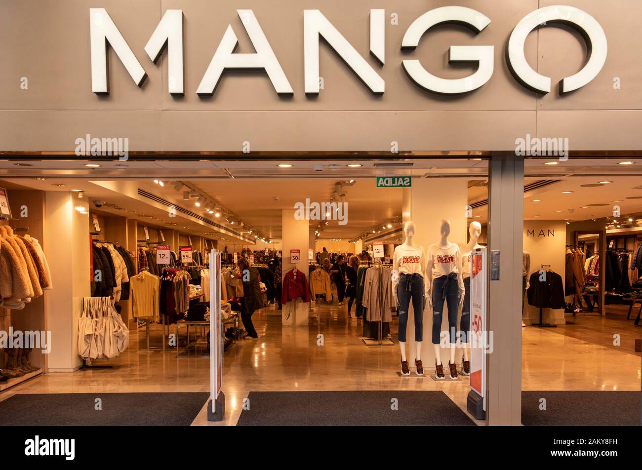 La multinacional española marca de ropa tienda de Mango en España  Fotografía de stock - Alamy