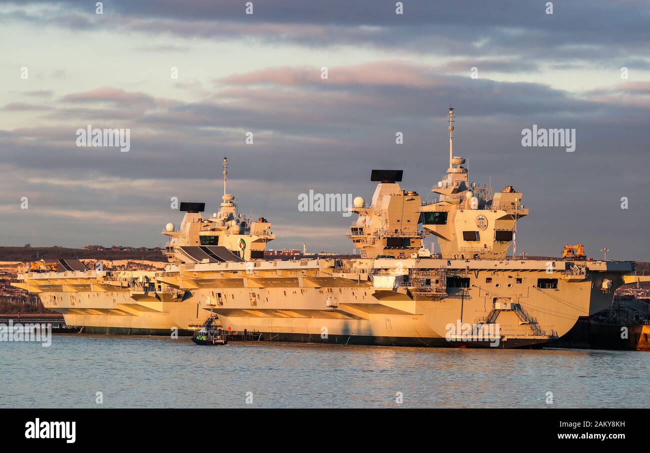 Los portaaviones HMS Queen Elizabeth y HMS Prince of Wales retratada en Portsmouth Historic Dockyard. Foto de stock
