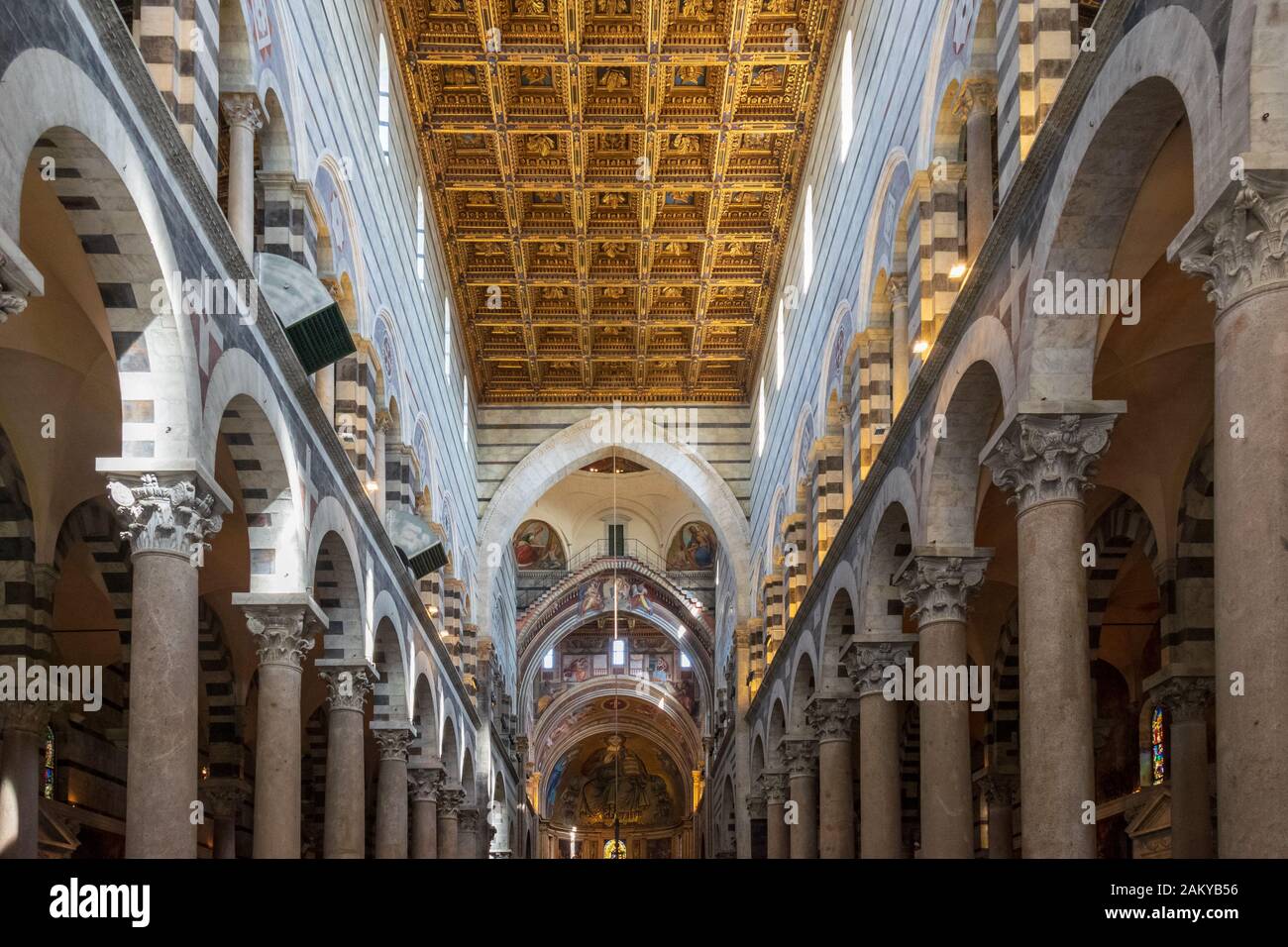 Vista desde el interior de la Catedral de Pisa, la Torre de Pisa, Piazza del Duomo, Toscana, Italia Foto de stock