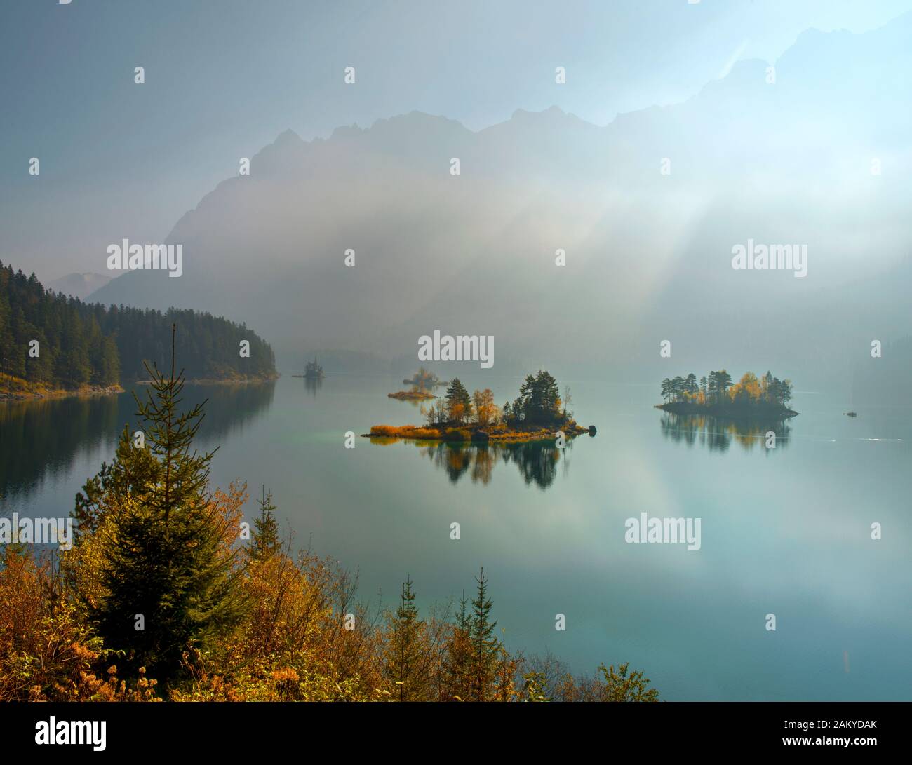 Zugspitz Eibsee neblinoso y montaña en el sol de la mañana Foto de stock
