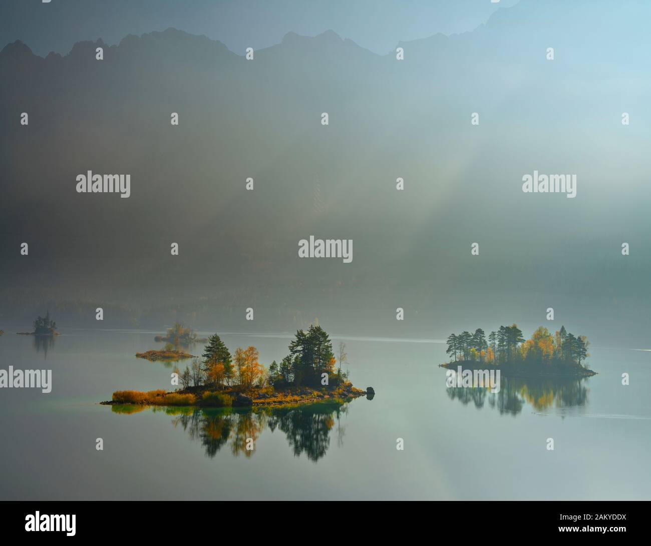 Zugspitz Eibsee neblinoso y montaña en el sol de la mañana Foto de stock