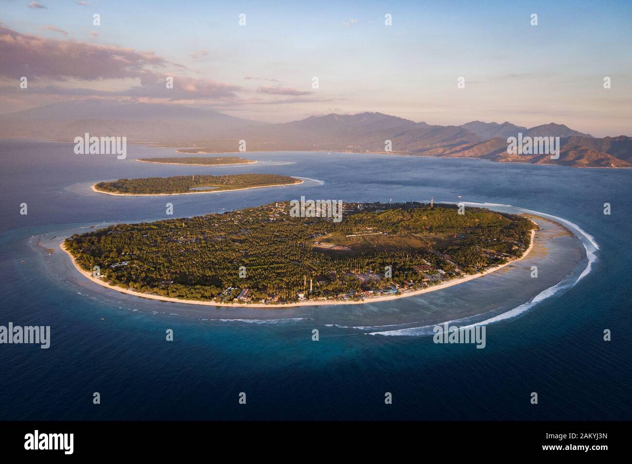 Vista aérea de las islas Gili frente a la costa de Lombok, Indonesia, al atardecer. Los Gilis son el destino turístico más popular de Lombok. Foto de stock
