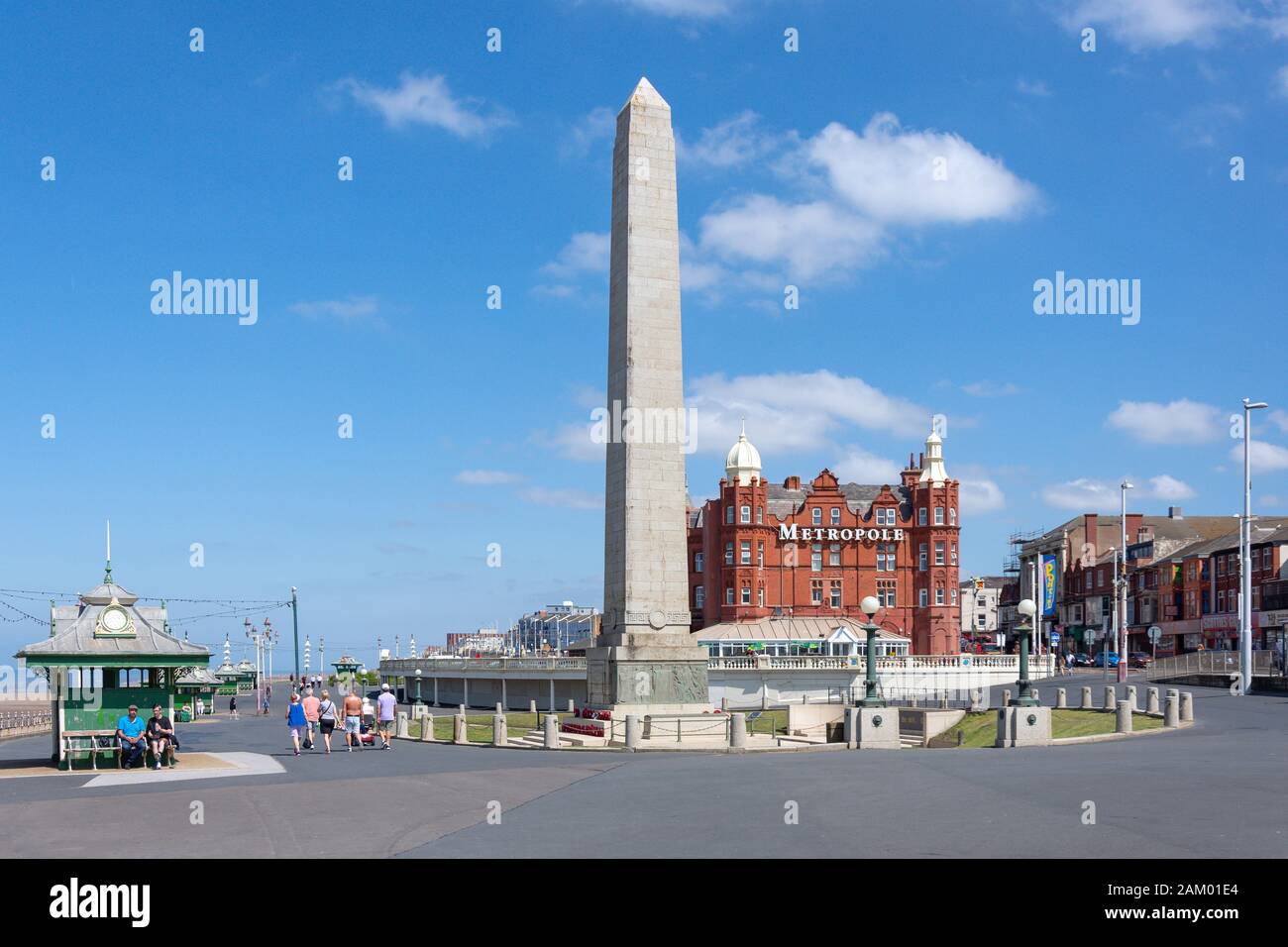 World War Memorial And Metropole Hotel, The Promenade, Blackpool, Lancashire, Inglaterra, Reino Unido Foto de stock