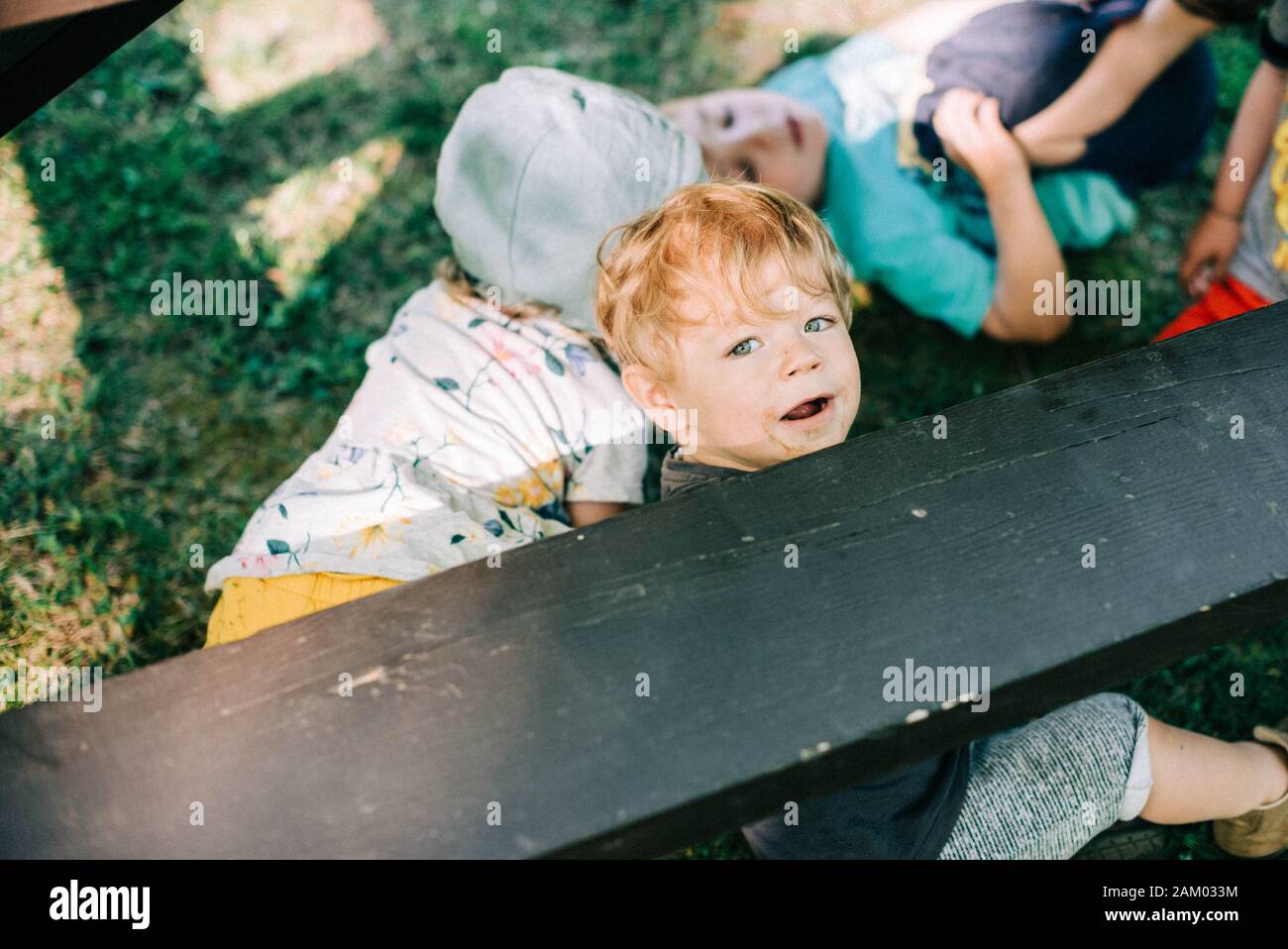 Los mejores amigos jugando juntos. Foto de stock