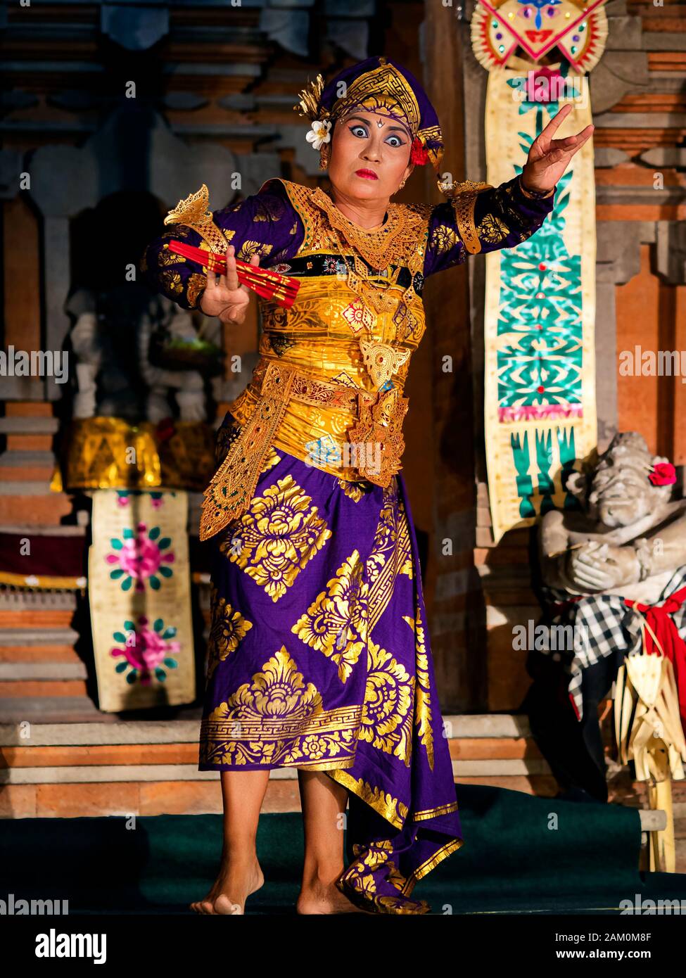 Bailarina balinesa que baila Legong con trajes tradicionales en el templo Pura Saraswati en Ubud, Bali, Indonesia. Foto de stock