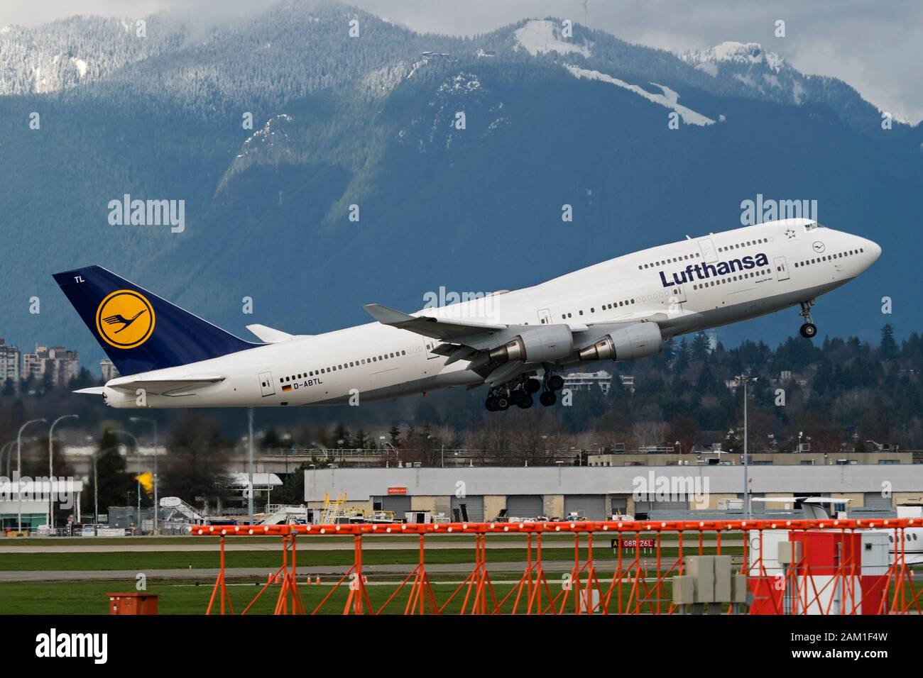 El avión Lufthansa Boeing 747 (747-400) tiene un embarcadero de cuerpo ancho que parte del aeropuerto internacional de Vancouver Foto de stock