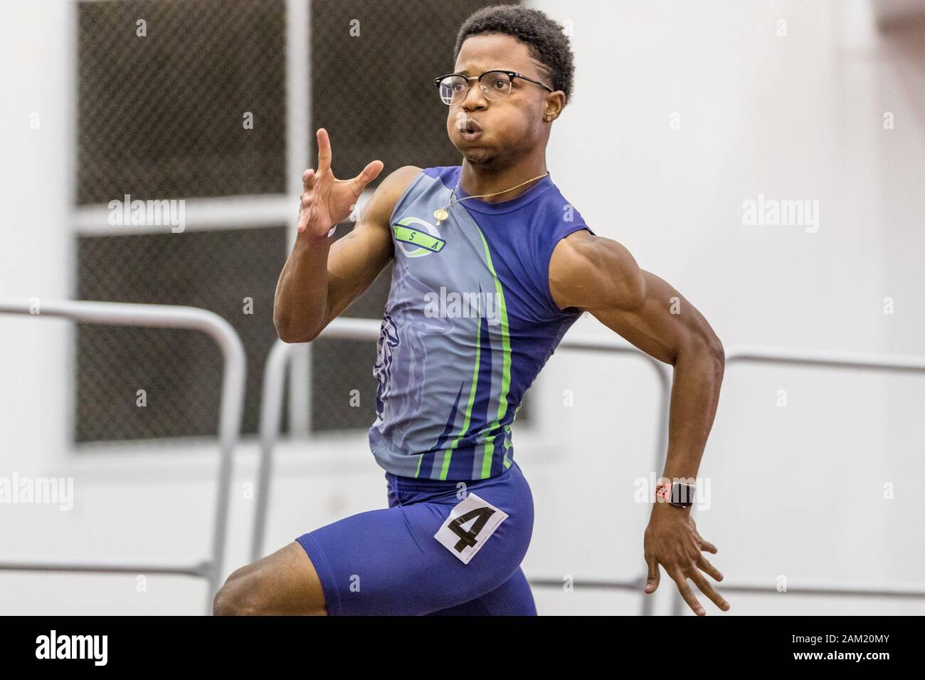 Enero 10, 2020: Auhmad Robinson compite en los muchachos de 200 metros lisos preliminares terminando con un tiempo de 21.34 segundos en la Texas A&M High School clásico al interior del centro atlético McFerrin Gilliam estadio cubierto en College Station, Texas. Prentice C. James/CSM Foto de stock