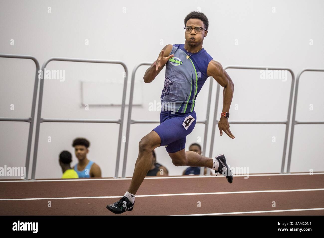 Enero 10, 2020: Auhmad Robinson compite en los muchachos de 200 metros lisos preliminares terminando con un tiempo de 21.34 segundos en la Texas A&M High School clásico al interior del centro atlético McFerrin Gilliam estadio cubierto en College Station, Texas. Prentice C. James/CSM Foto de stock