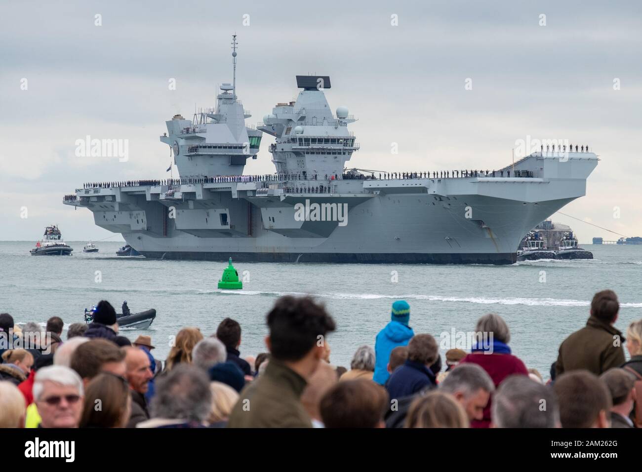 HMS Prince of Wales, la Royal Navy de segunda clase Queen Elizabeth portaaviones, velas en la Base Naval de Portsmouth por primera vez esta afternoo Foto de stock