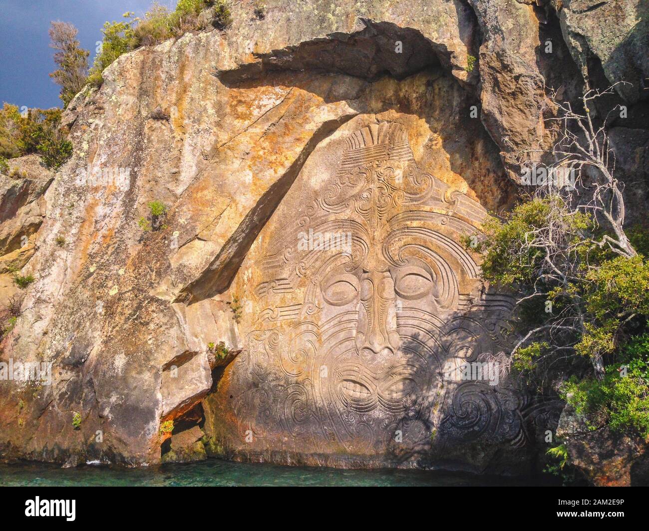 Mine Bay Maori Tallas En Roca En Taupo, Isla Del Norte, Nueva Zelanda Foto de stock