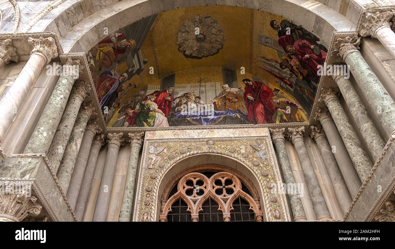 Frescos en la entrada de la Basílica de San Marcos Venecia Foto de stock