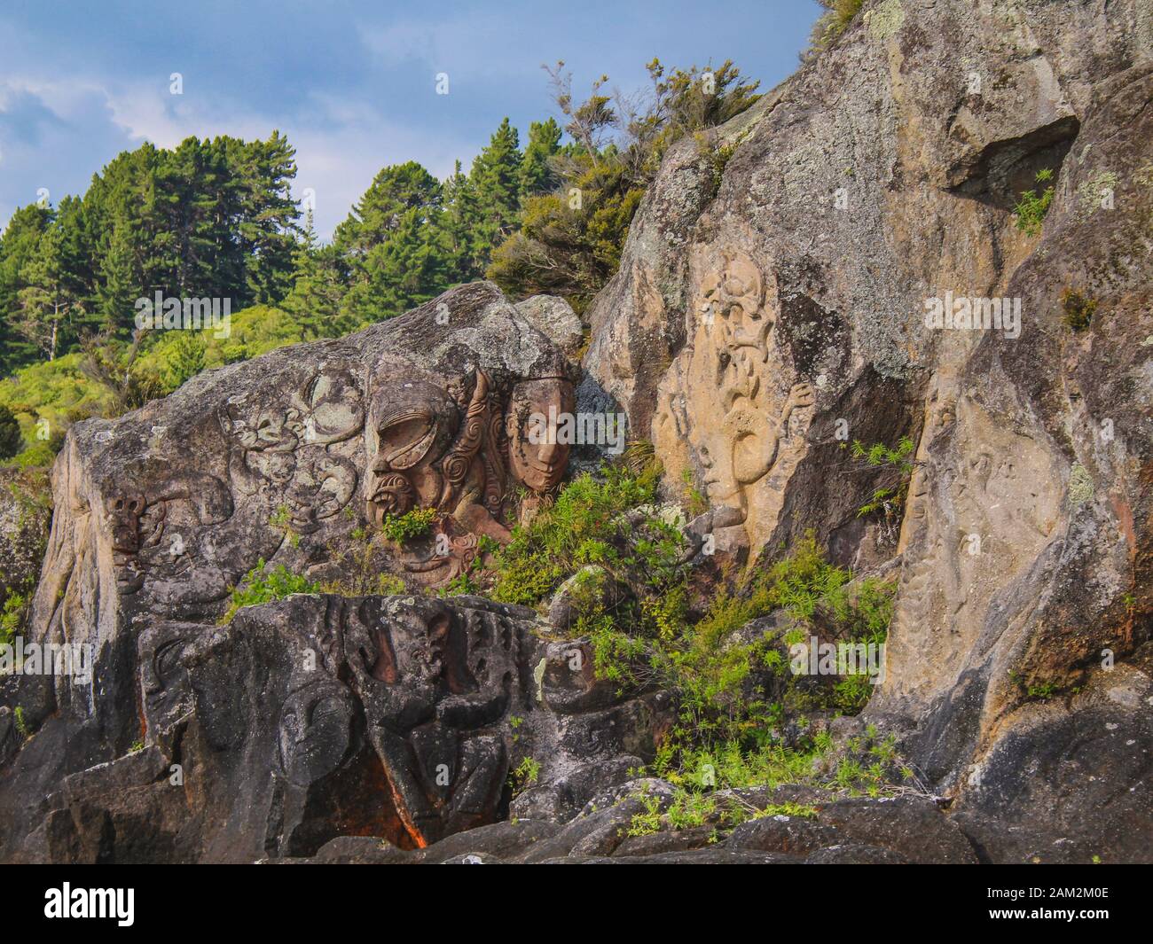 Mine Bay Maori Tallas En Roca En Taupo, Isla Del Norte, Nueva Zelanda Foto de stock