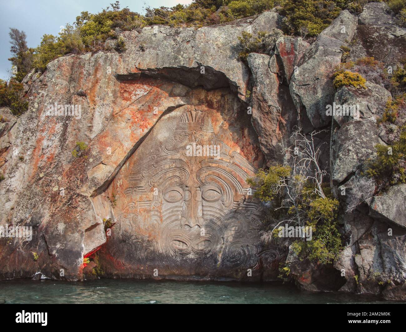 Mine Bay Maori Tallas En Roca En Taupo, Isla Del Norte, Nueva Zelanda Foto de stock