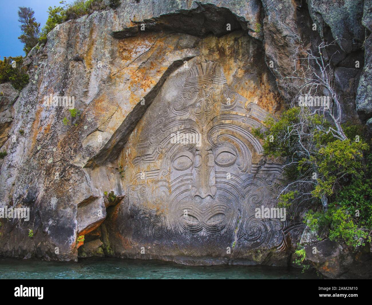 Mine Bay Maori Tallas En Roca En Taupo, Isla Del Norte, Nueva Zelanda Foto de stock