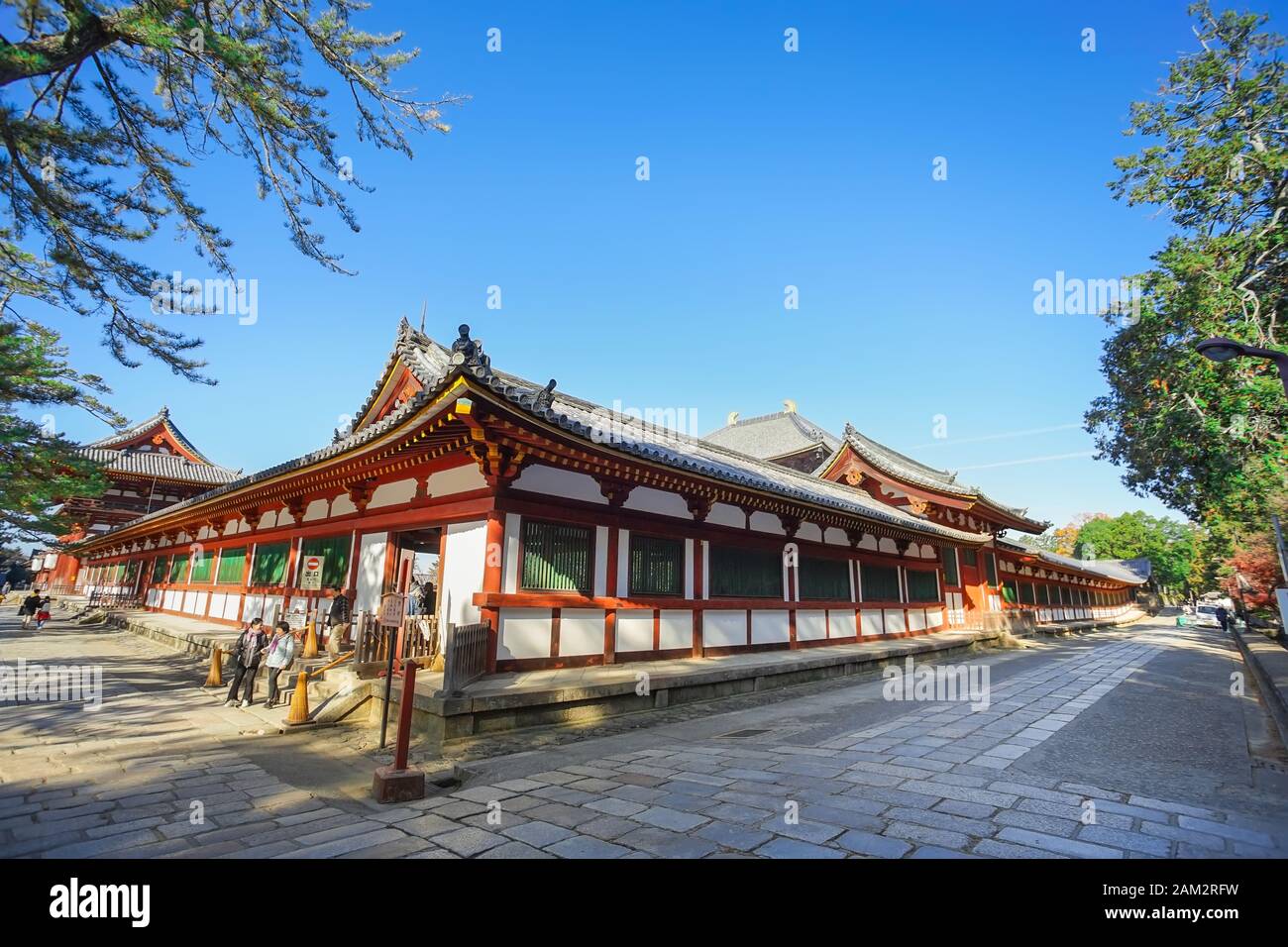 Nara, Japón - 16 de diciembre de 2019 : Fuera del templo de Todaiji en el parque de Nara, este es el destino turístico más famoso de la ciudad de Nara en el área de Kansai de J Foto de stock