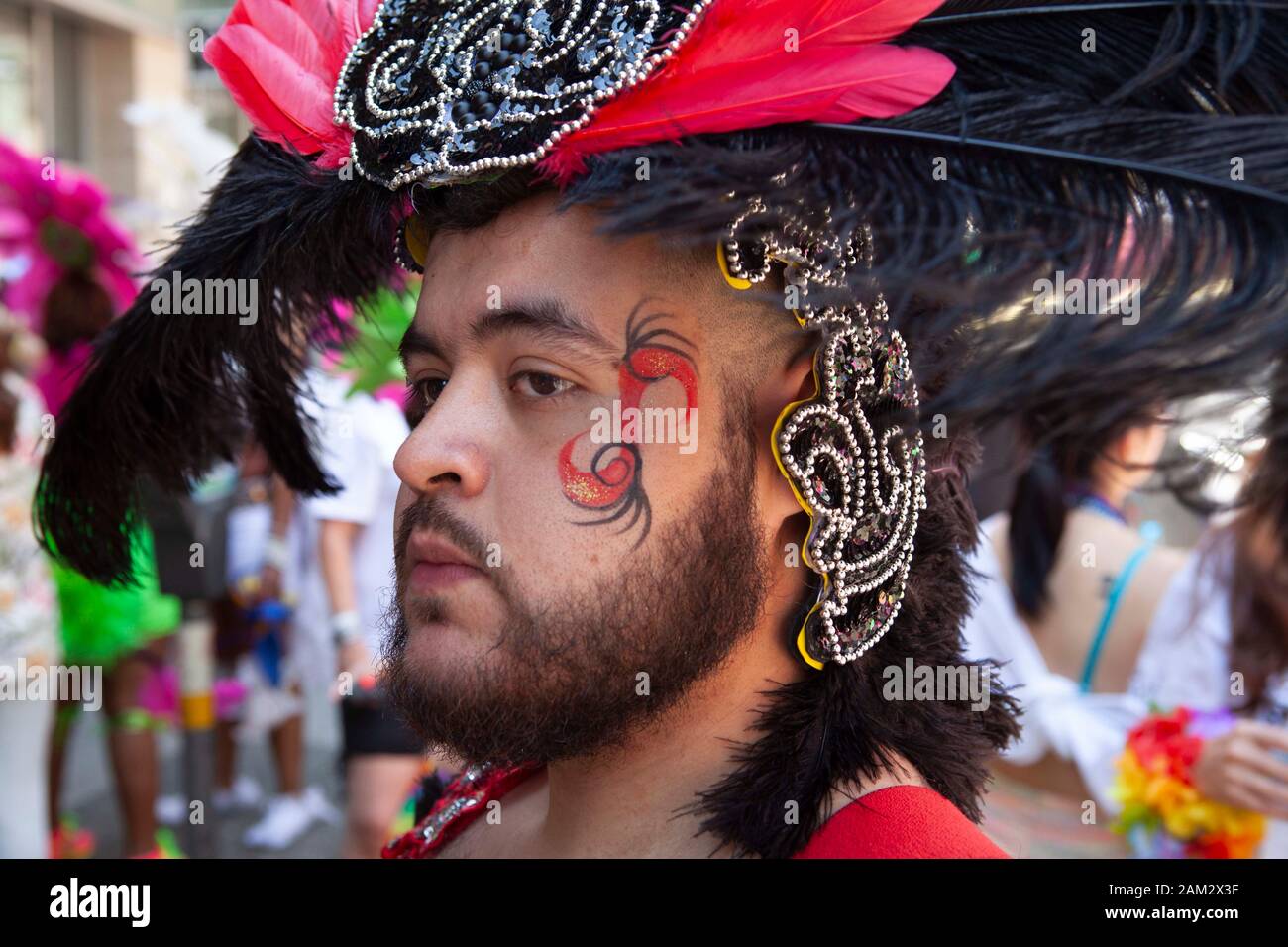 Participante del desfile de orgullo en el espectacular traje de plumas y motivos florales, Vancouver Pride Festival 2014, Vancouver, Canadá Foto de stock