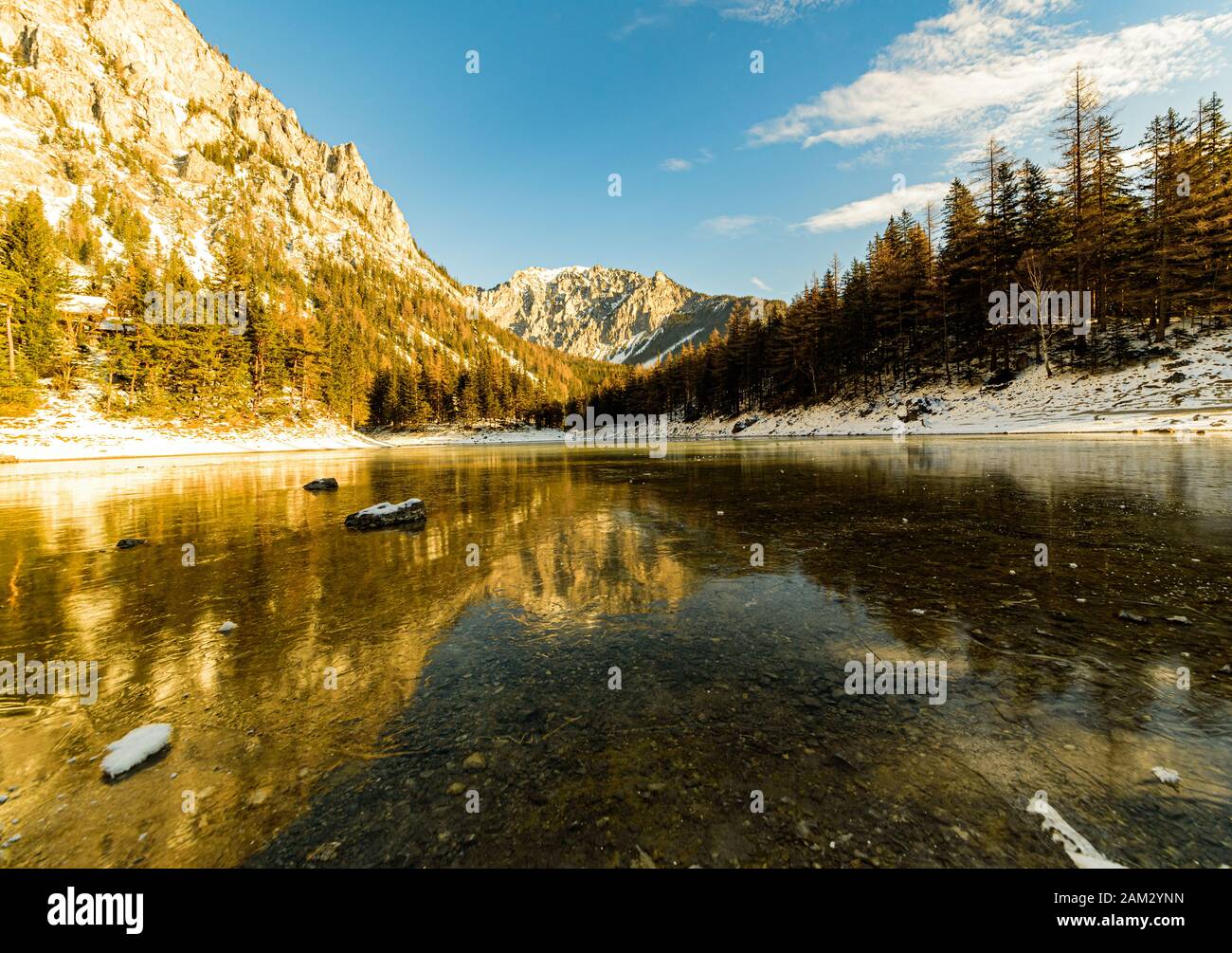 Tranquila vista a la montaña con el famoso lago verde en Austria Estiria. Destino turístico lago Gruner See en invierno. Foto de stock