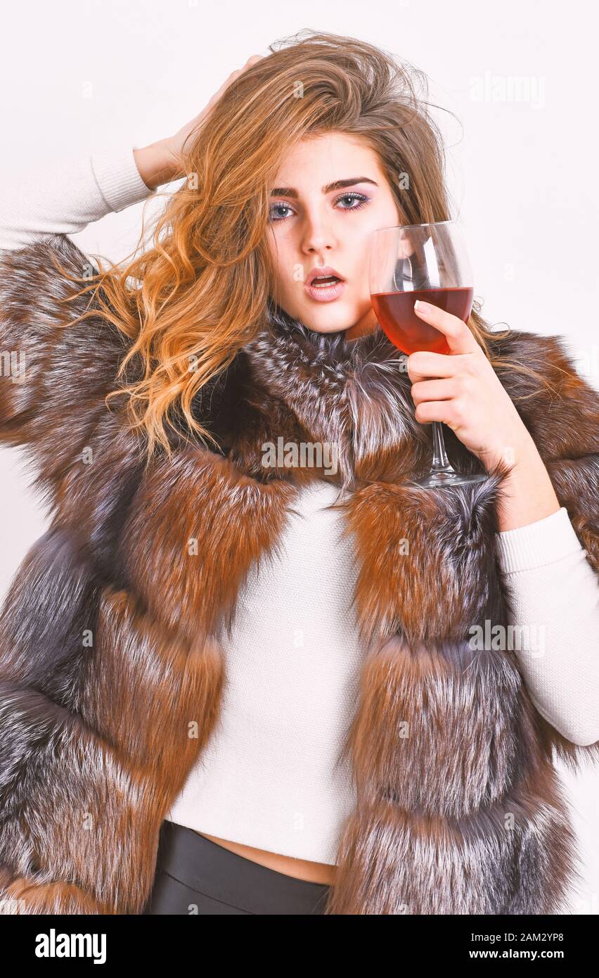 Mujer beber vino. Chica Maquillaje moda llevar abrigo sujetar el cristal de  alcohol. Ocio Elite. Razones beber vino tinto en invierno. Dama moda  peinado rizado modelo elite disfrute de vino. Concepto de