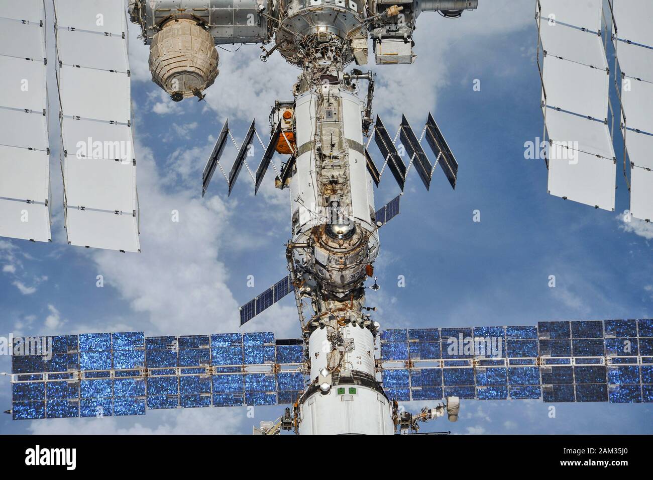 La Estación Espacial Internacional fotografiada por miembros de la tripulación de la expedición 56 de una nave espacial Soyuz después de desacoplarse el 4 de octubre de 2018 Foto de stock