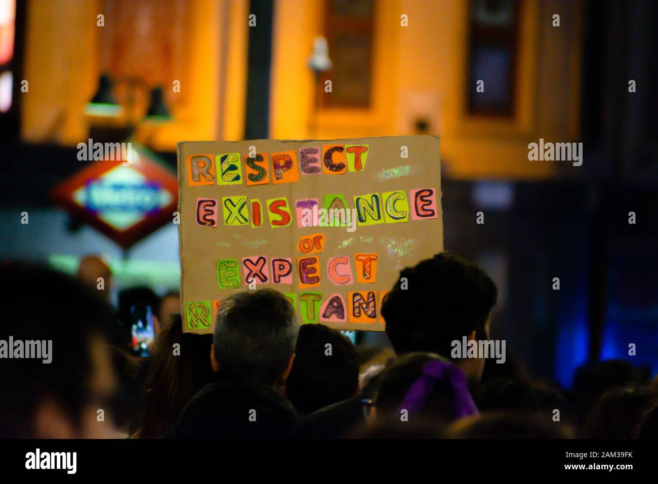 Madrid, ESPAÑA - 8 DE MARZO de 2019: Protesta feminista masiva por 8M en favor de los derechos de las mujeres y la igualdad en la sociedad. Los carteles de protesta podrían verse durin Foto de stock