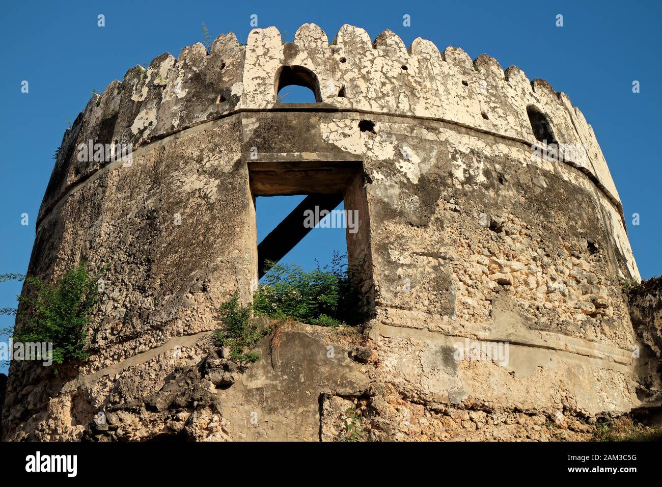 Ruina del edificio torre de una antigua fortaleza histórica, Stone Town, Zanzibar Foto de stock
