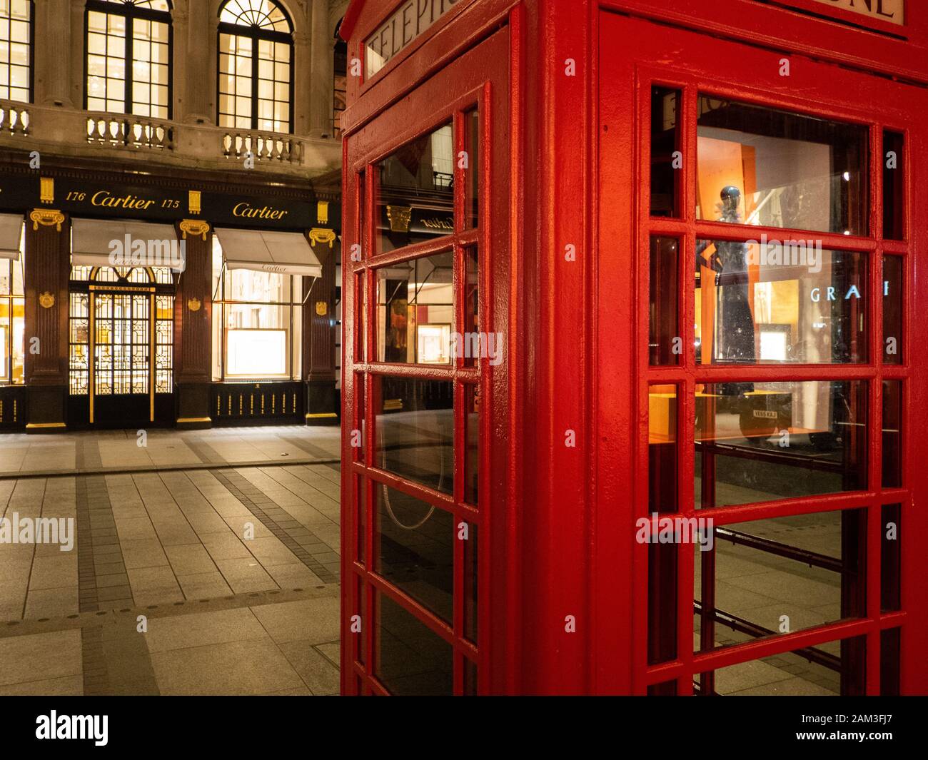 Caja de teléfono fuera de la tienda Cartier en New Bond Street en Londres Foto de stock