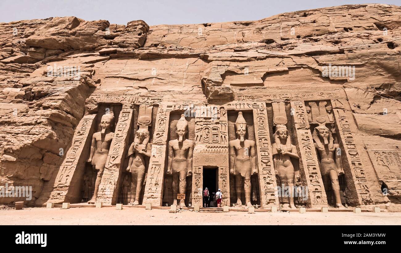 Estatuas en el templo de Abu Simbel – los impresionantes templos de Ramesses II en Luxor Foto de stock