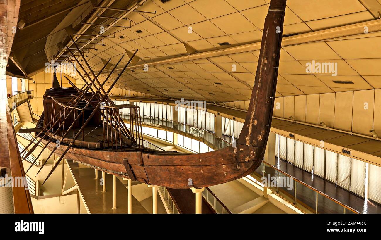 El buque Khufu es un buque intacto de tamaño completo del antiguo Egipto, al pie de la Gran Pirámide de Giza. Foto de stock