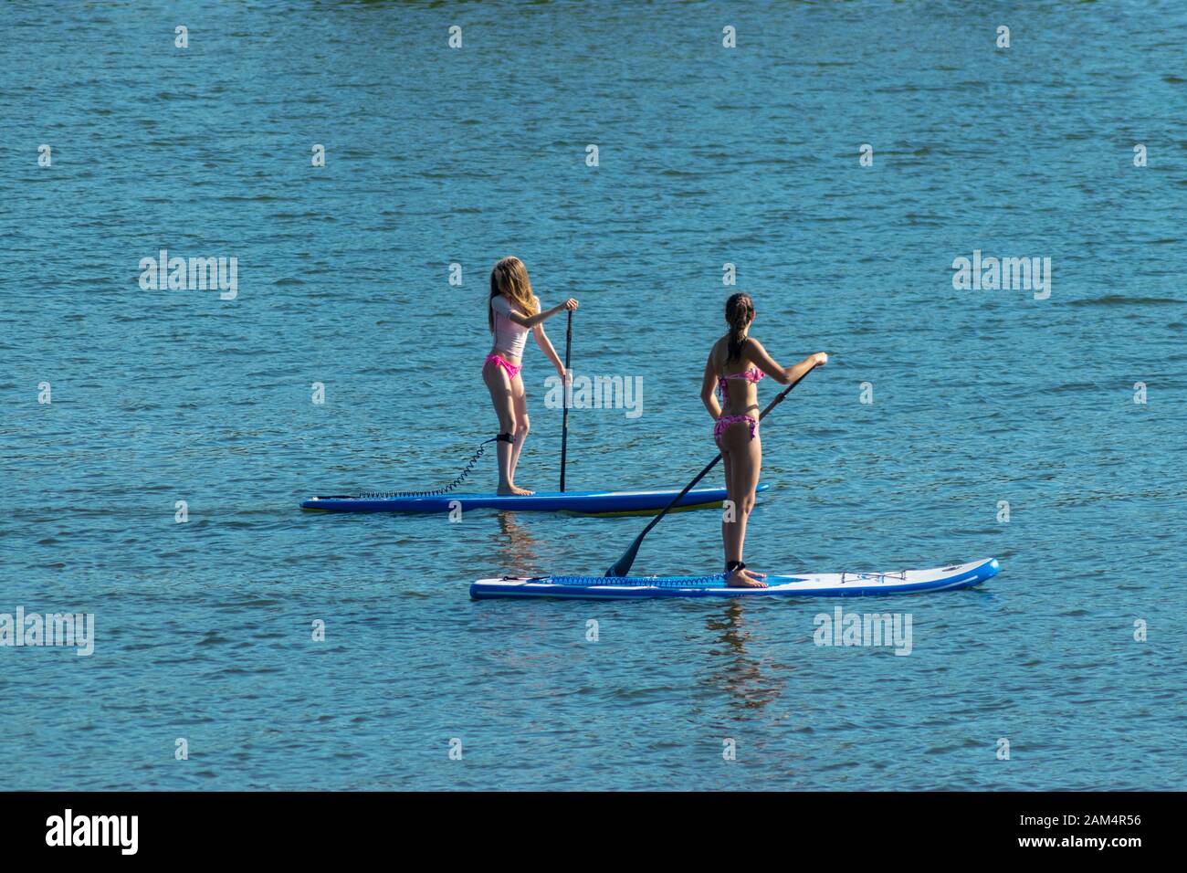 Chicas adolescentes que se embarca en el río Mondego en Coimbra Portugal Foto de stock