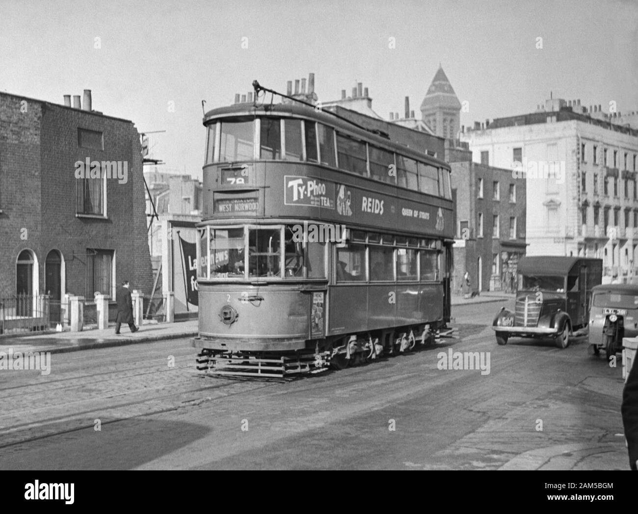 Londres el tranvía nº 2, clase E1 en la Route 78 West Norwood, alrededor de finales de 1940/principios de 1950 Foto de stock