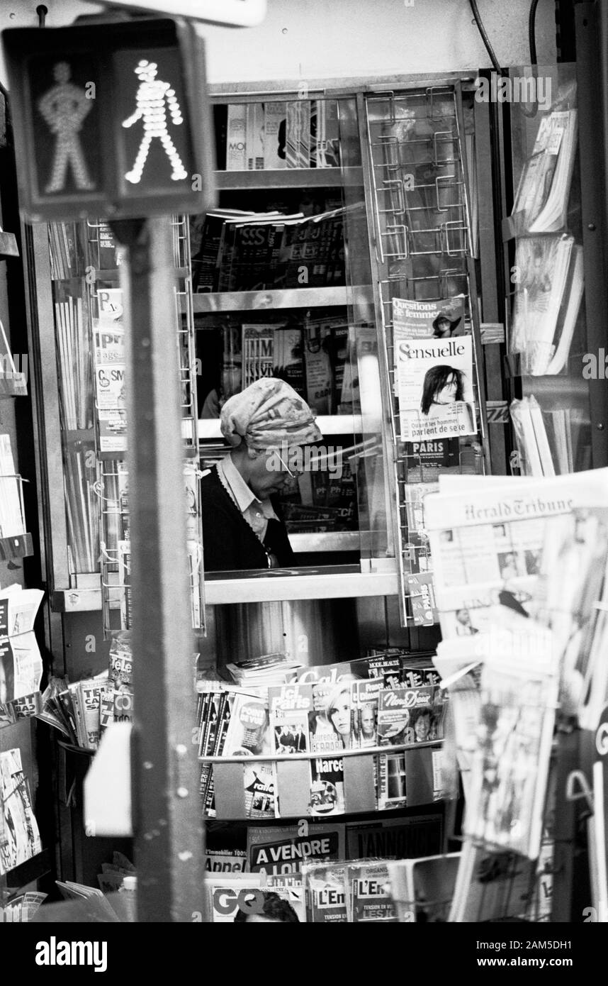 París - Trabajador KIOSQUE DOCUMENTOS NOTICIAS Tienda en el Boulevard St Germain Paris - PARIS TALLER DE PRENSA - street photography - SILVER FILM © Frédéric BEAUMONT Foto de stock