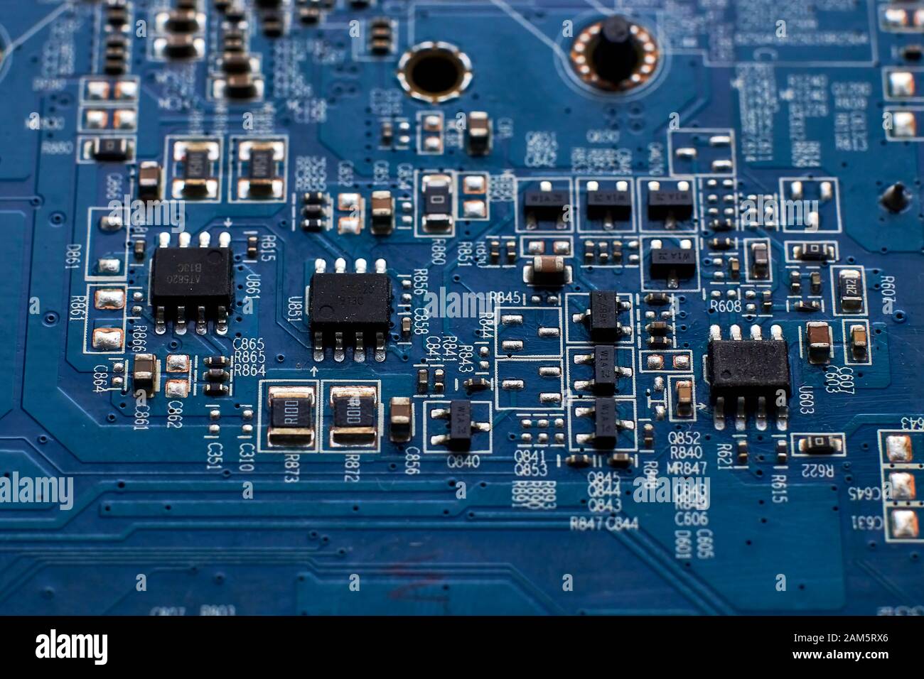Placa de circuito impreso con chips y componentes de radio electrónica  Fotografía de stock - Alamy