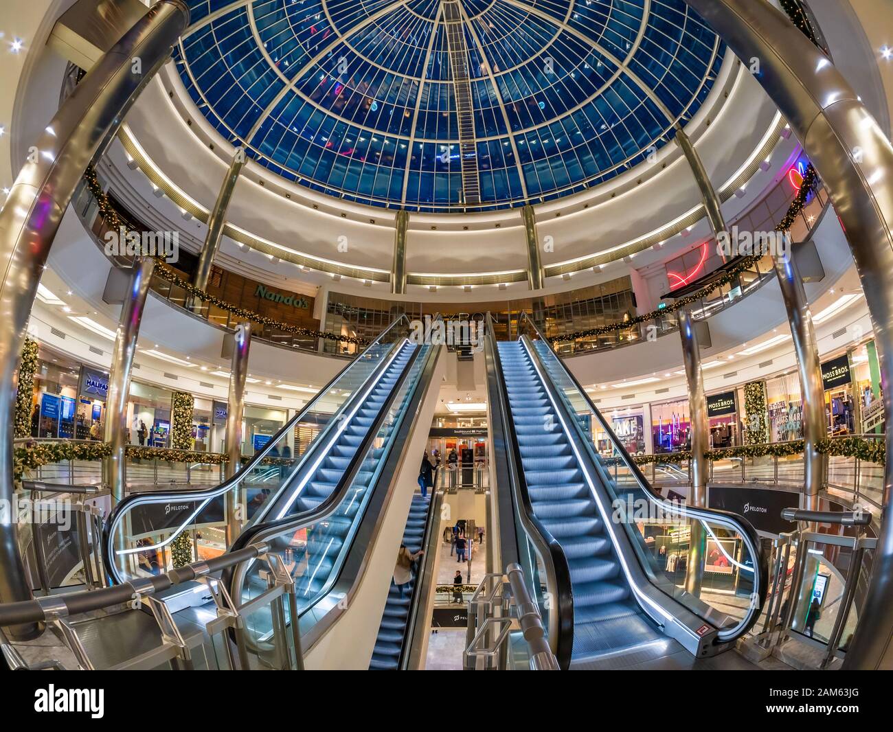 Londres, Inglaterra, Reino Unido - 11 de diciembre de 2019: Amplia vista del centro comercial interior One Canada con arquitectura artística de techo abovedado y escaleras rodantes Foto de stock