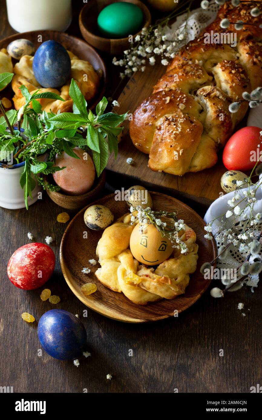 Fondo de pasteles de Pascua. Huevos coloreados en una mesa de madera. Espacio de copia. Foto de stock