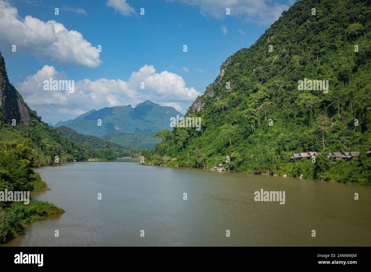 Vista de las montañas y el río Nong Khiaw. El norte de Laos. El sudeste de Asia. Foto de stock