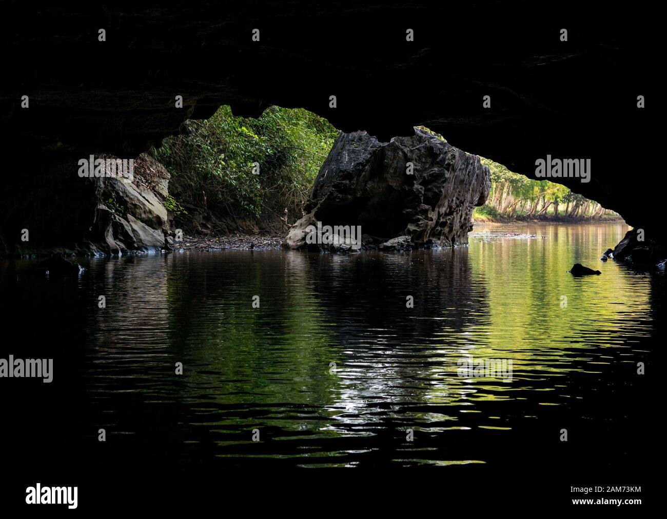 Salida de cueva o entrada con río que atraviesa, sistema de cuevas Tam Coc, Ninh Binh, Vietnam, Asia Foto de stock