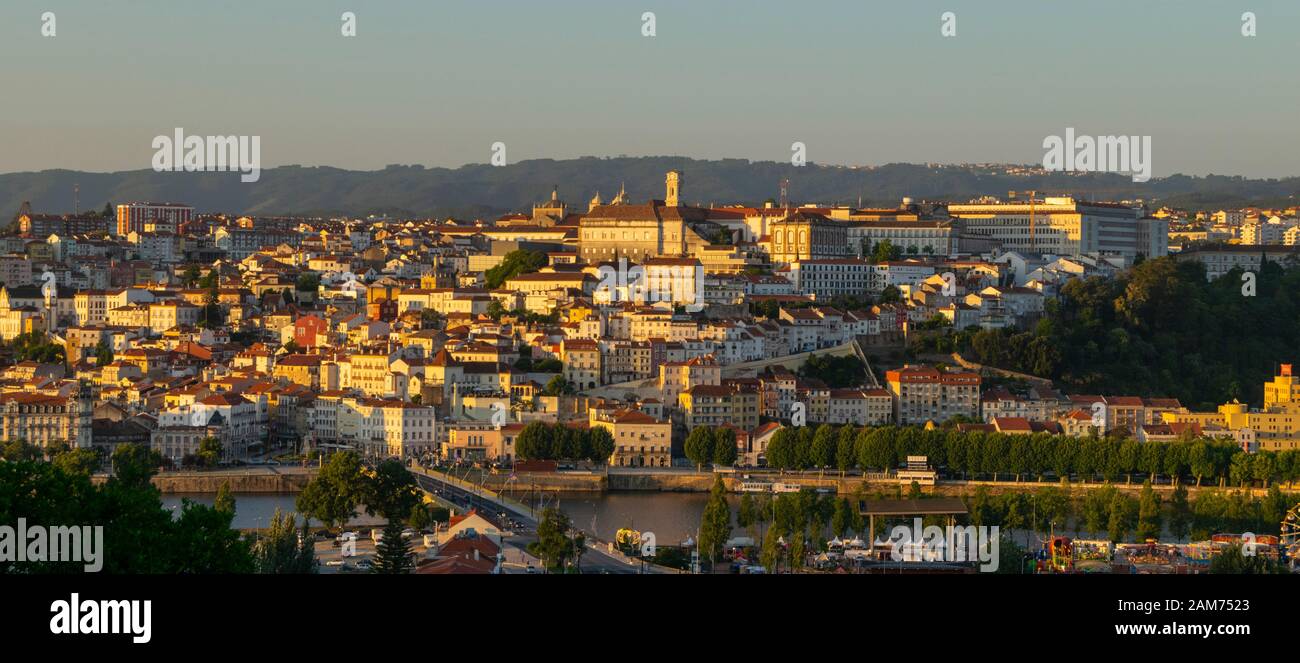 Vista general de la antigua ciudad universitaria de Coimbra Portugal Foto de stock