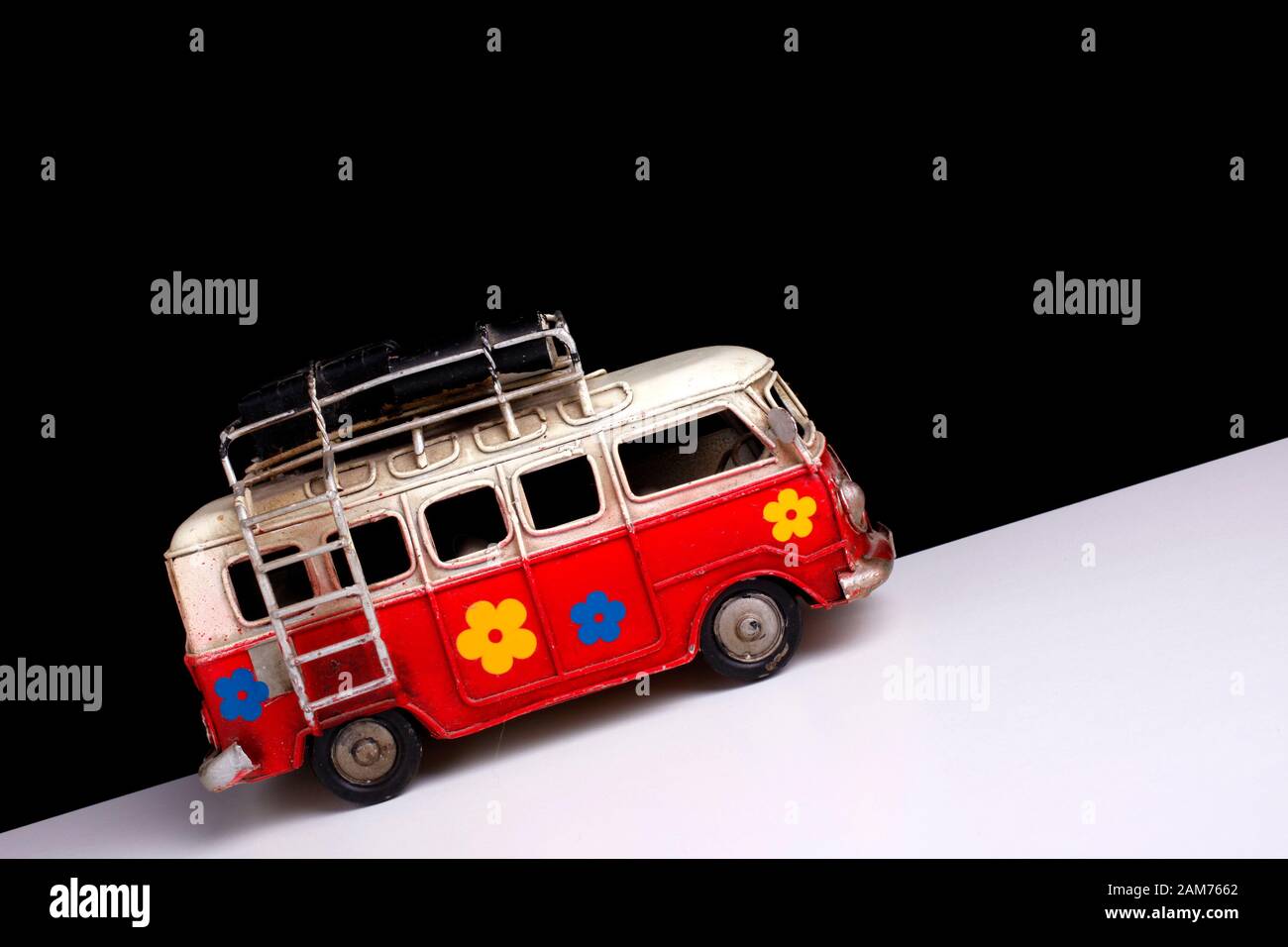 autobús juguete subir - concepto de dificultad Foto de stock