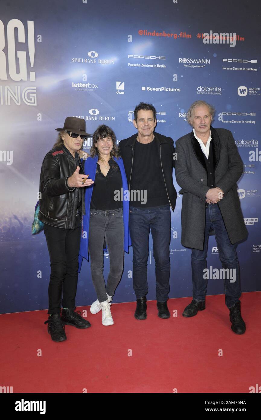 Udo Lindenberg, Marie Steinmann, Tom Tykwer und Leander Haußmann bei der  Premiere des Kinofilms 'Lindenberg! Mach Dein Ding!' im Kino Internacional.  B Fotografía de stock - Alamy