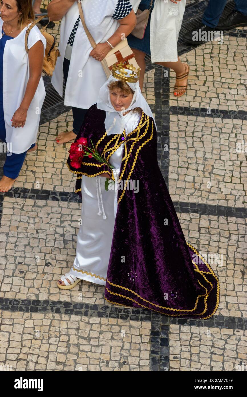 Coimbra, PORTUGAL - 10 de julio de 2016 - Personas en el desfile en conmemoración del 500º aniversario de la Reina Santa de Coimbra Portugal Foto de stock