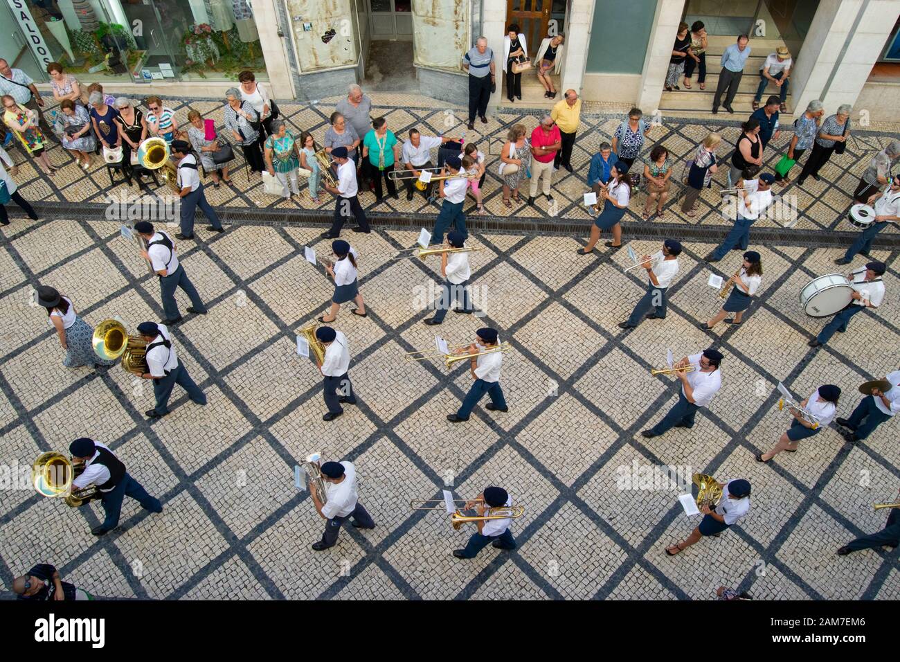 Coimbra, PORTUGAL - 10 de julio de 2016 - Personas en el desfile en conmemoración del 500º aniversario de la Reina Santa de Coimbra Portugal Foto de stock