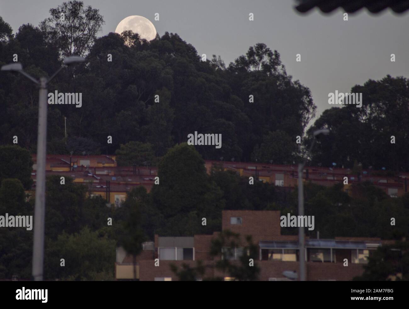 Octubre 10, 2019: La luna llena en la madrugada del 11 de enero en Bogotá Crédito: Daniel Garzón Herazo/Zuma alambre/Alamy Live News Foto de stock