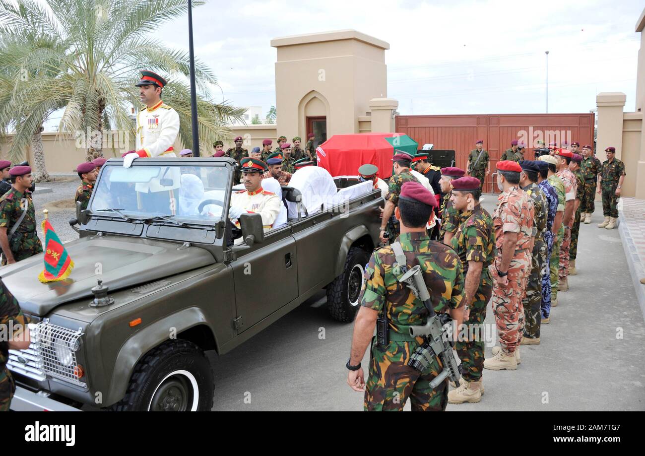 Muscat. 11 ene, 2020. La urna van escoltados por soldados de fines del Sultán Qaboos bin Said de Omán en su funeral en Muscat, Omán, el pasado 11 de enero, 2020. Qaboos bin Said de Omán, que gobernó durante casi medio siglo, murió el viernes por la noche a la edad de 79 años, dijo la agencia de noticias de Omán. Crédito: Xinhua/Alamy Live News Foto de stock