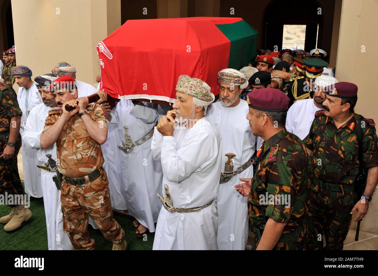 Muscat. 11 ene, 2020. Los soldados se llevan el ataúd del difunto Sultán Qaboos bin Said de Omán en su funeral en Muscat, Omán, el pasado 11 de enero, 2020. Qaboos bin Said de Omán, que gobernó durante casi medio siglo, murió el viernes por la noche a la edad de 79 años, dijo la agencia de noticias de Omán. Crédito: Xinhua/Alamy Live News Foto de stock
