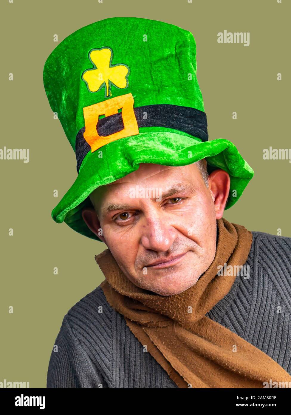 San Patricio en un sombrero verde con trébol. Día De San Patricio