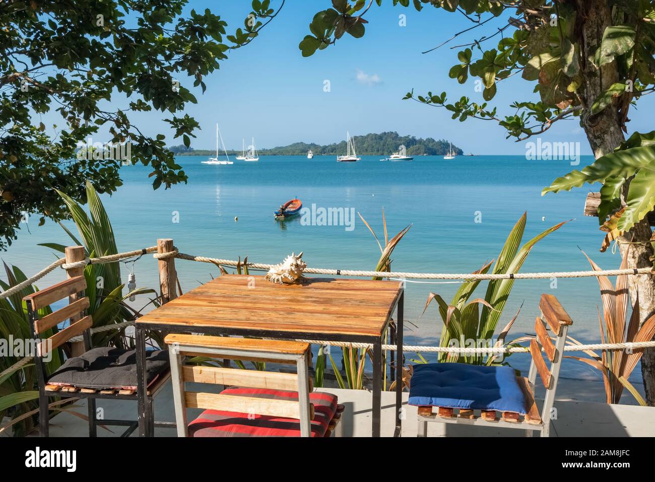 Romántico café al aire libre en la isla tropical de Tailandia Foto de stock