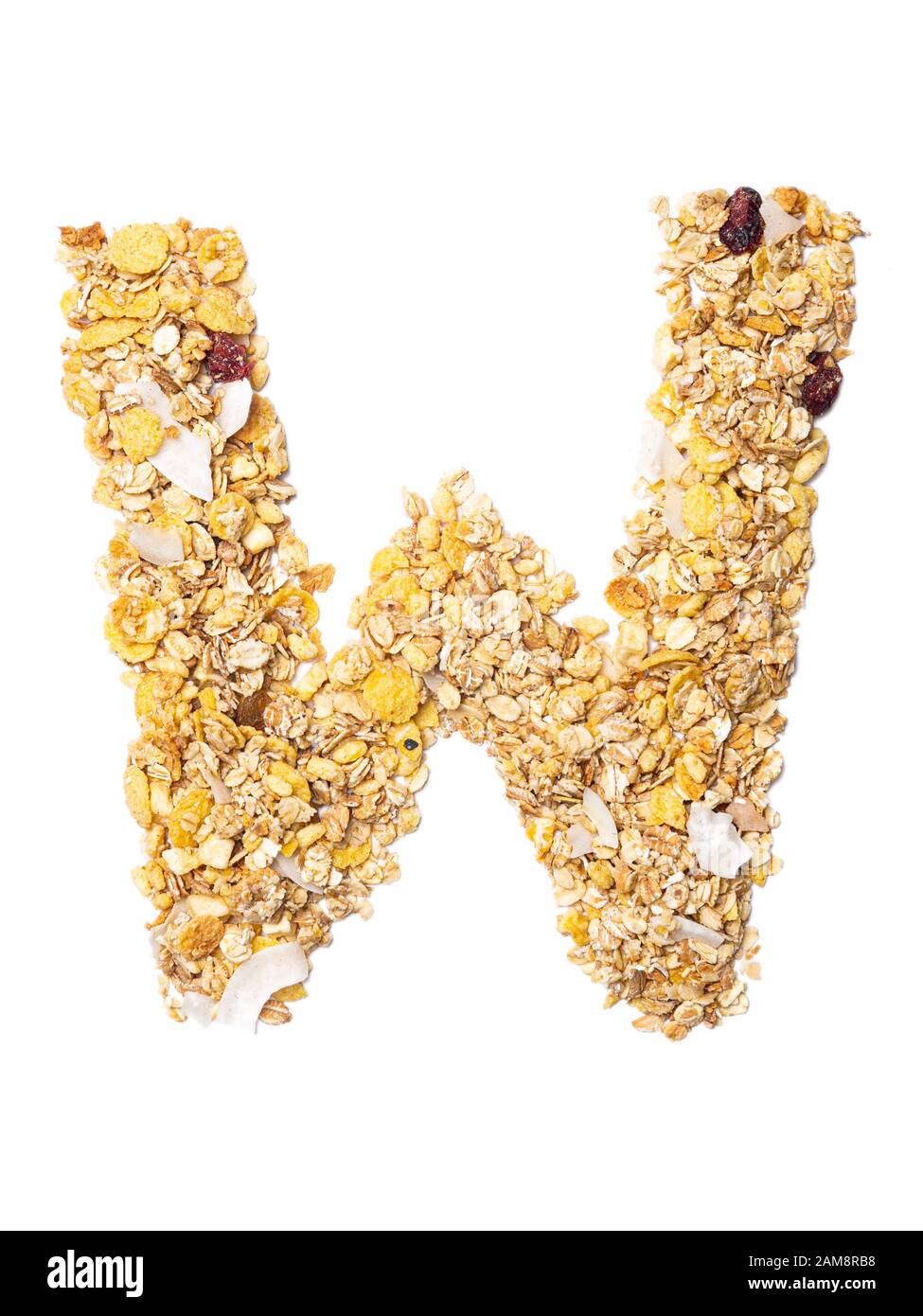 Letra W del alfabeto inglés muesli con coco, bayas, pasas, cereales y cereales naturales sobre