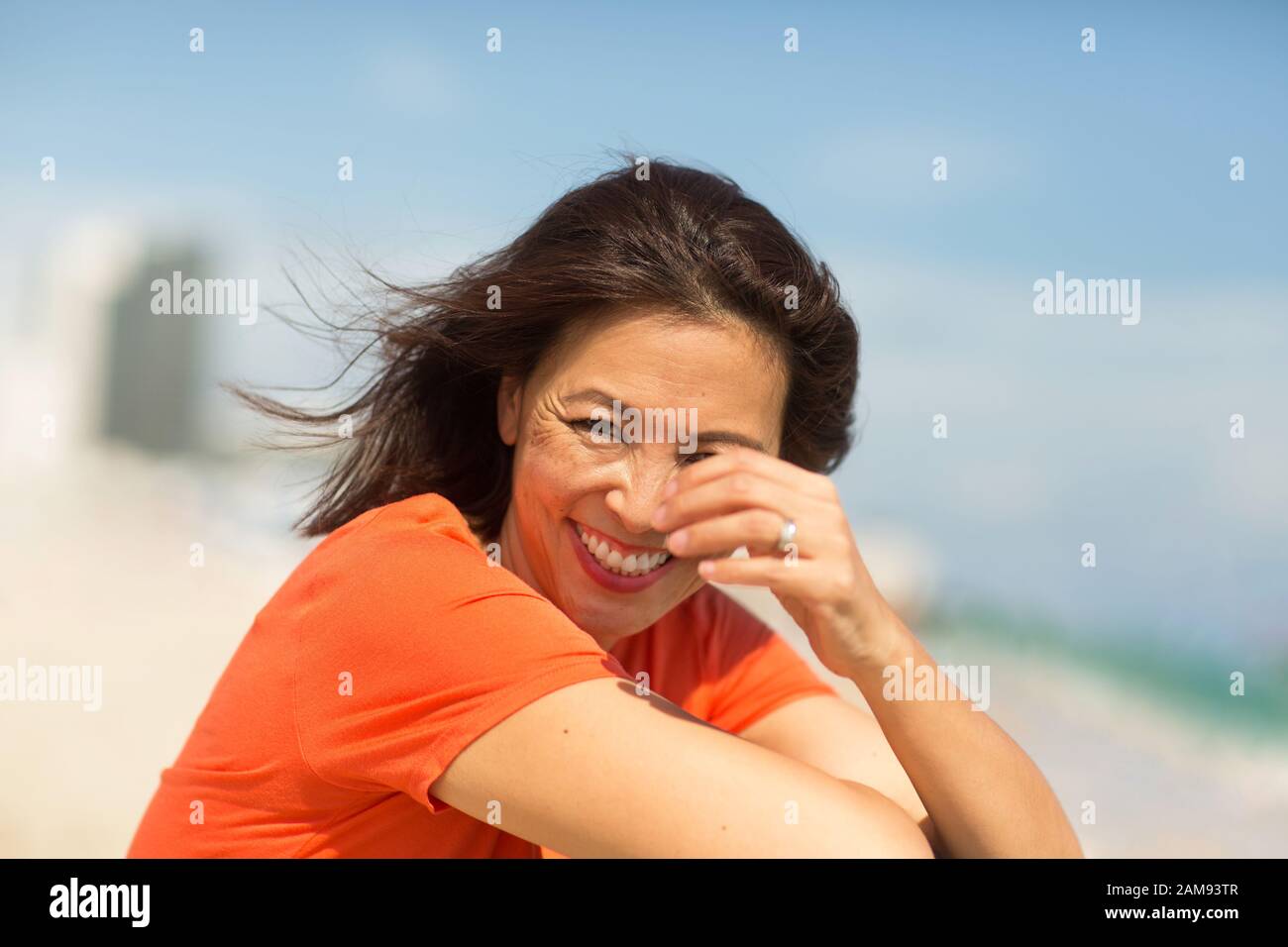 Retrato de una feliz mujer asiática confiada sonriendo. Foto de stock
