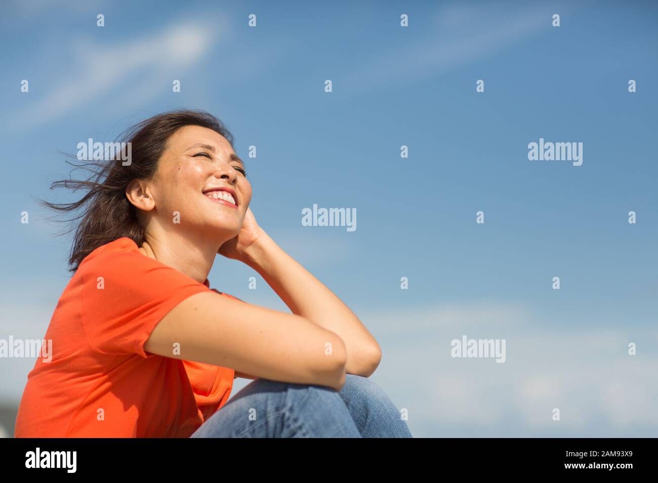 Retrato de una feliz mujer asiática confiada sonriendo. Foto de stock